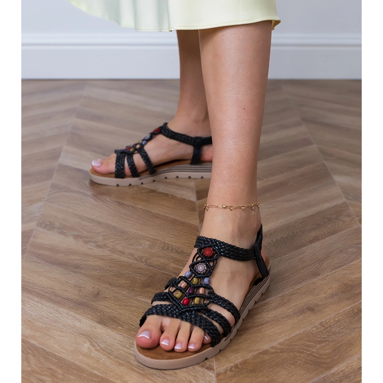 Fekete fonott szandál gyöngyökkel díszítve 1