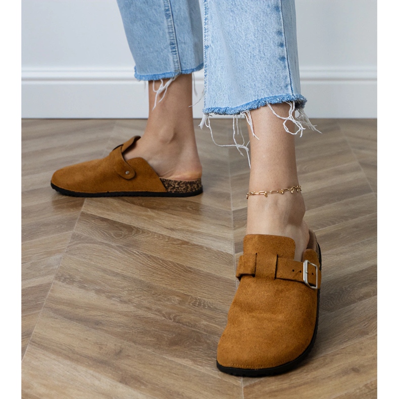 Barna flip -flopok egy parafa talpra épülnek 1