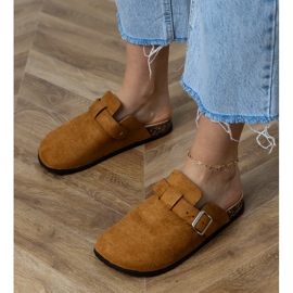 Barna flip -flopok egy parafa talpra épülnek 2