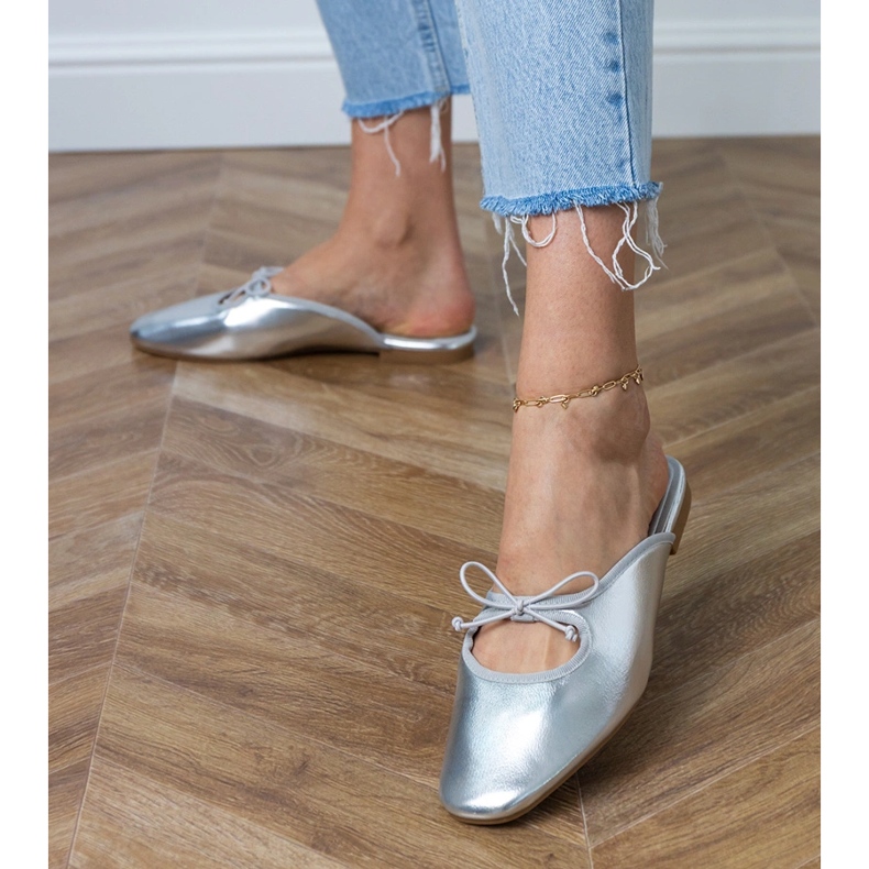 Ezüst flip -flopok egy lapos talpra épülnek 1