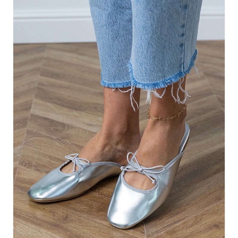 Ezüst flip -flopok egy lapos talpra épülnek 2