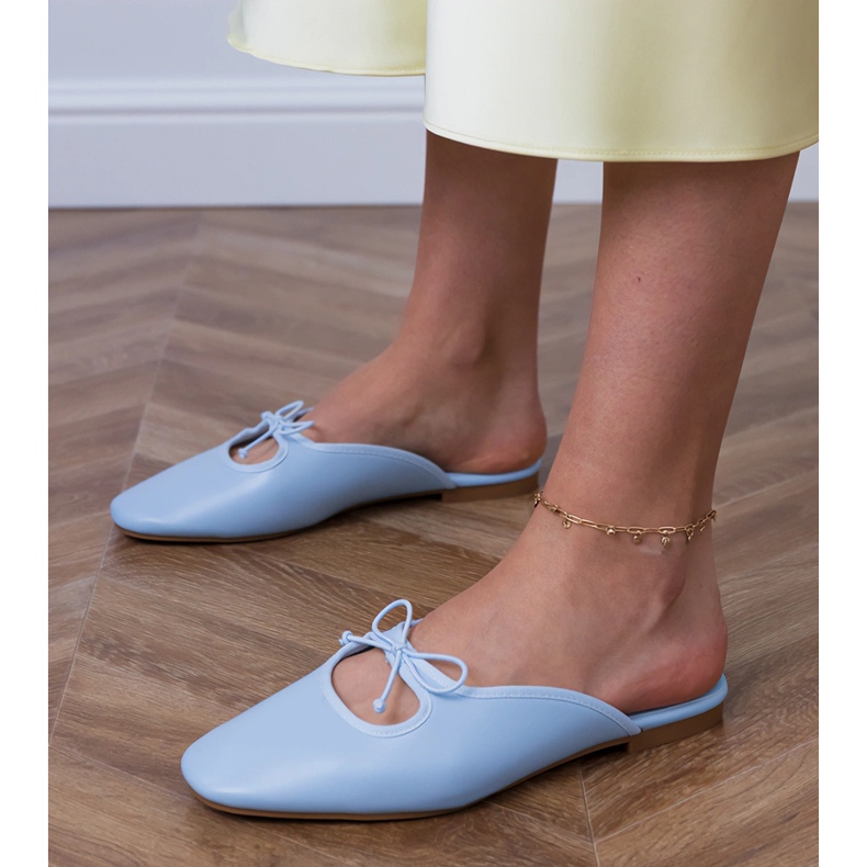 Kék flip -flopok egy lapos talpra építettek 2