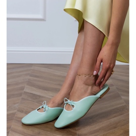 Zöld flip -flopok egy lapos talpra épülnek 2