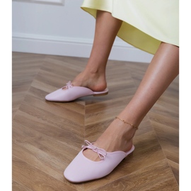 Rózsaszín flip -flopok, amelyek egy lapos talpra épülnek 1