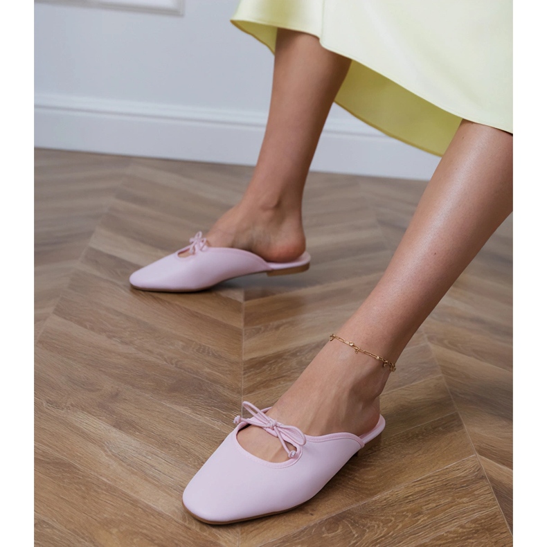 Rózsaszín flip -flopok, amelyek egy lapos talpra épülnek 1