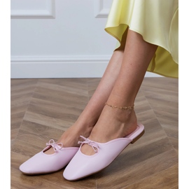 Rózsaszín flip -flopok, amelyek egy lapos talpra épülnek 2