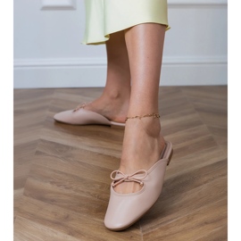 Bézs flip -flopok egy lapos talpra épülnek 1