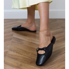 Fekete flip -flopok egy lapos talpra építettek 1