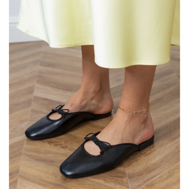 Fekete flip -flopok egy lapos talpra építettek 2