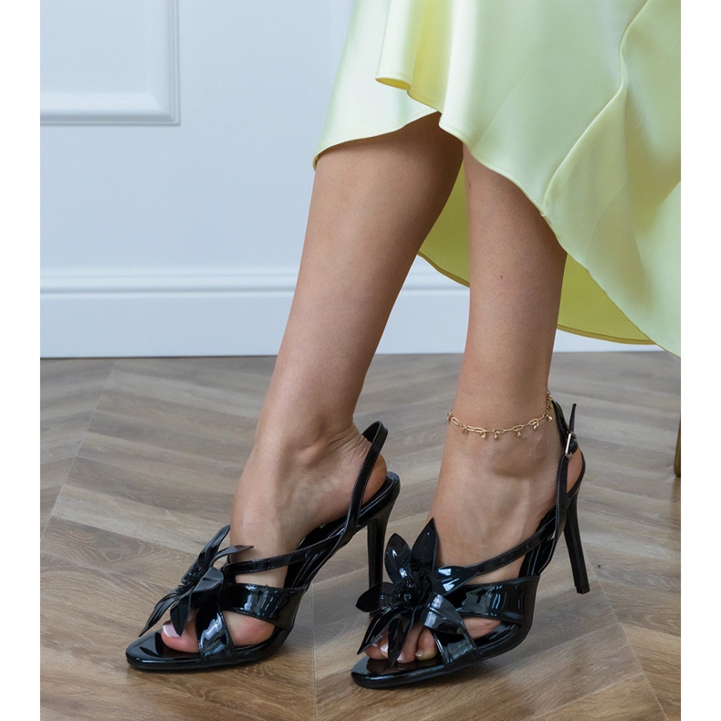 Fekete szandálok, amelyek egy virággal díszített sarkon lakkoztak 2