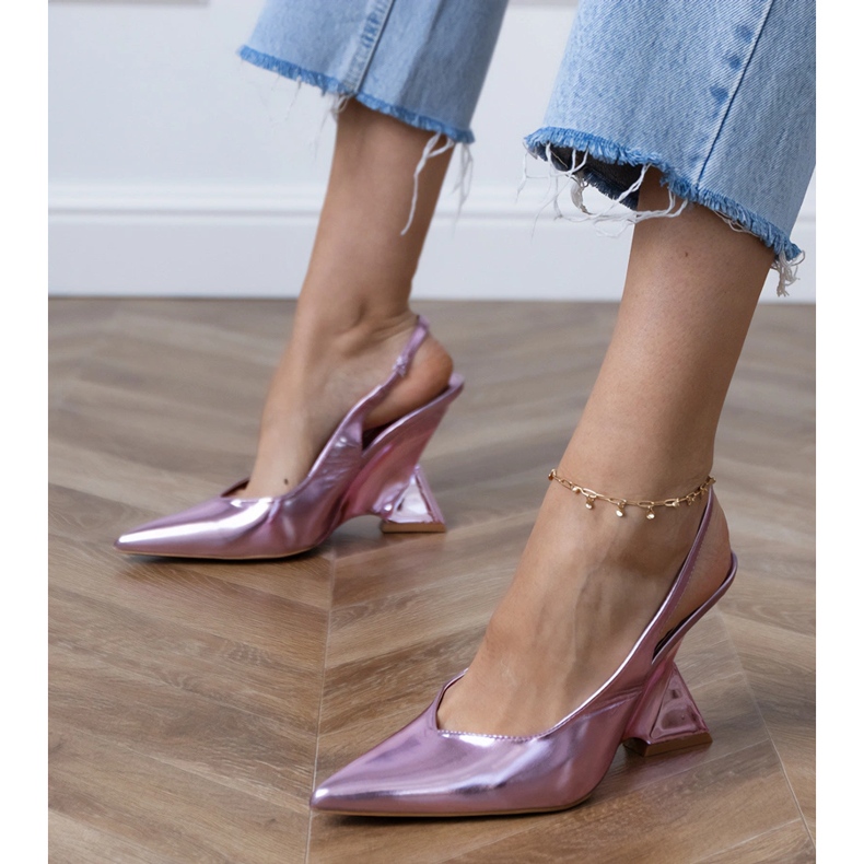 Lila szandál egy geometriai ékön ibolya 1