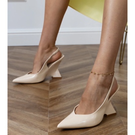 Bézs szandál egy geometriai ékön 1