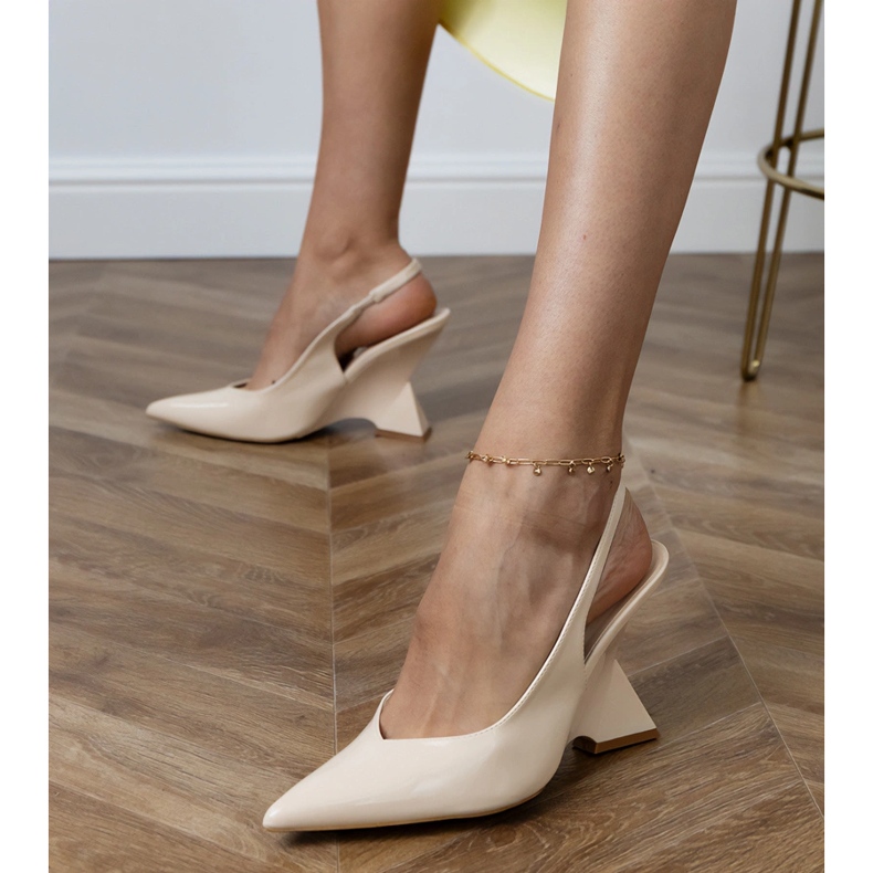 Bézs szandál egy geometriai ékön 2