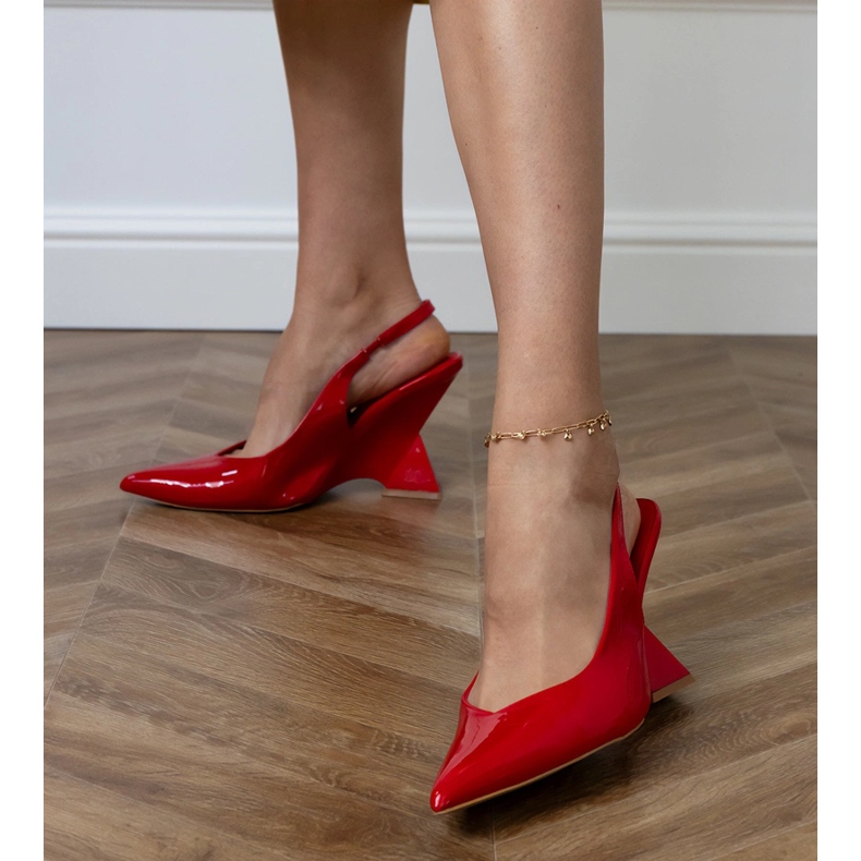 Piros szandál egy geometriai ékön 2 Piros szandál egy geometriai ékön 2