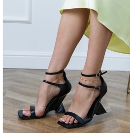 Fekete szandál övvel egy geometriai ékön 2