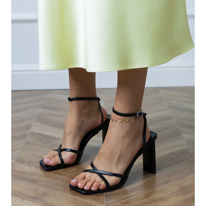 Fekete szandál, bokával rögzített csíkokkal 2