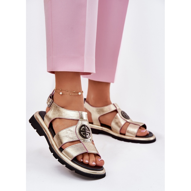 Női bőr szandál, dekoratív részletekkel lakni, Artiker 56C0689 PLN aranysárga 2