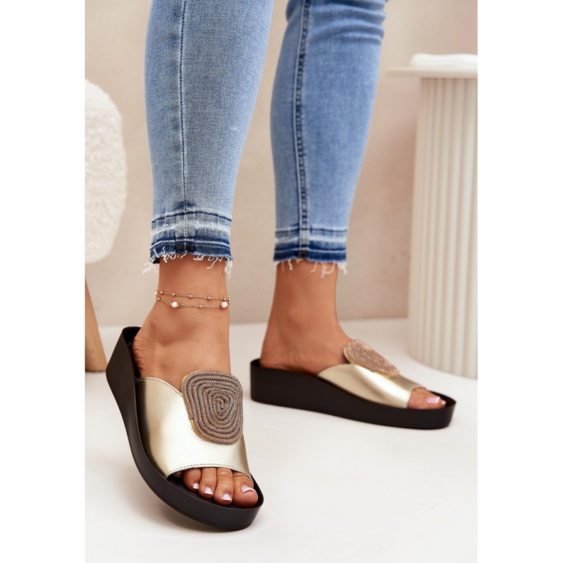 S.Barski Női bőr flip-flopok KV51-028 PLN díszítéssel aranysárga 2