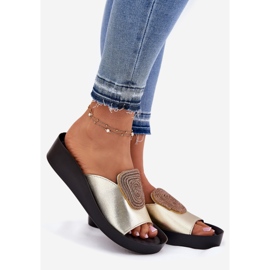 S.Barski Női bőr flip-flopok KV51-028 PLN díszítéssel aranysárga 1