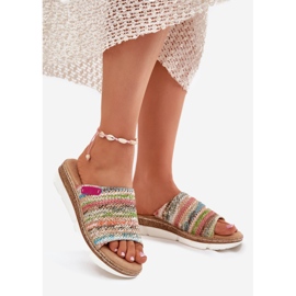 A női papucskékkel ellátott multolor ékkel sokszínű 1