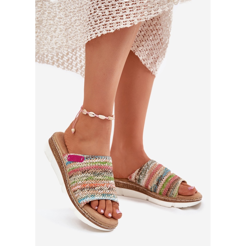 A női papucskékkel ellátott multolor ékkel sokszínű 1