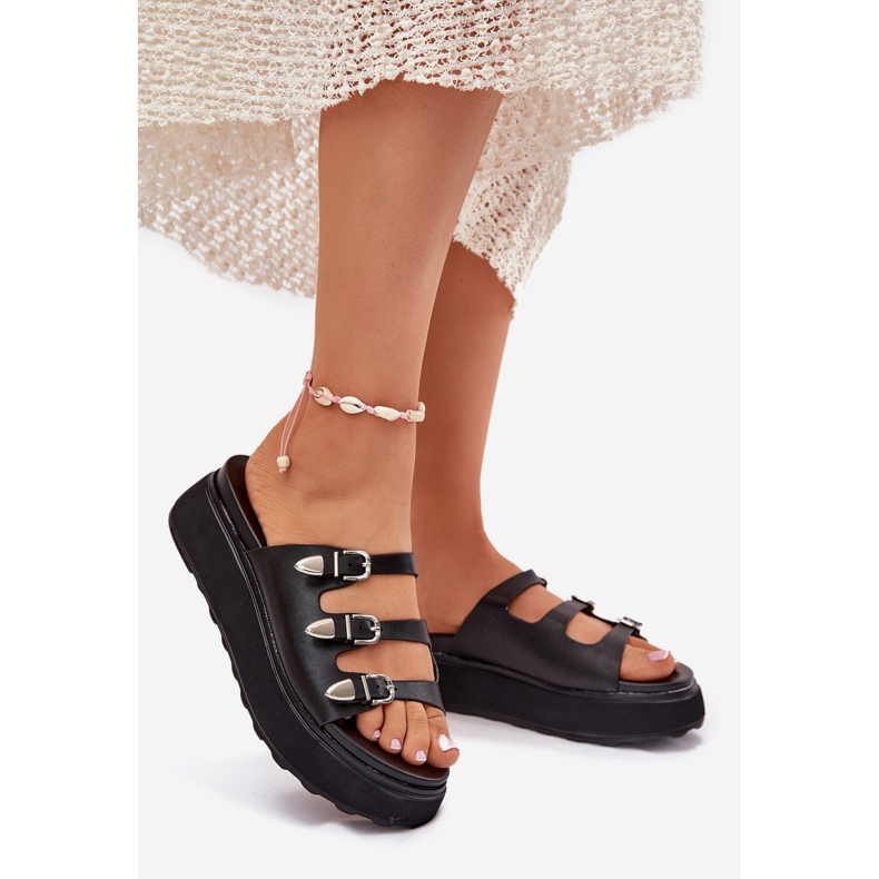 A női papucsok a platformon fekete csíkokkal 1