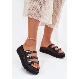 A női papucsok a platformon fekete csíkokkal 2