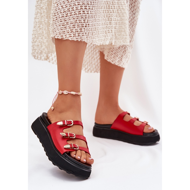 A női papucs lepattan a peronon, piros csíkokkal 2