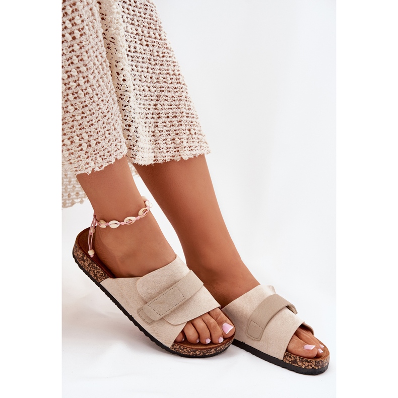 Női papucs flopok tépőzárral egy parafa platformon bézs 2