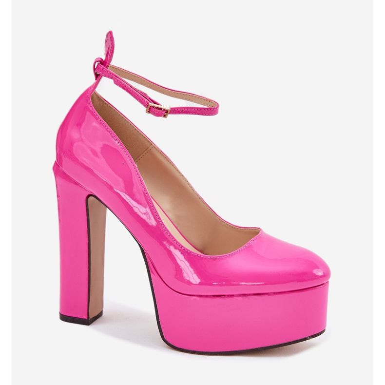 Festett szivattyúk egy magas oszlopon és rózsaszín platformon 1