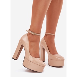 Festett szivattyúk egy magas oszlopon és bézs platformon 1