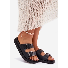 A női papucs bilincsekkel a platformon fekete 1 A női papucs bilincsekkel a platformon fekete 1