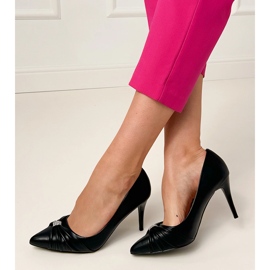 Fekete klasszikus szivattyúk egy cirkonos tűvel 1