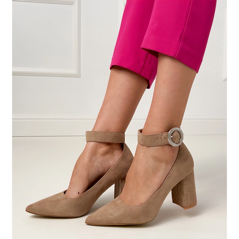 Bézs pumpál az oszlopon csatával és cirkonokkal 2