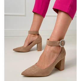 Bézs pumpál az oszlopon csatával és cirkonokkal 1