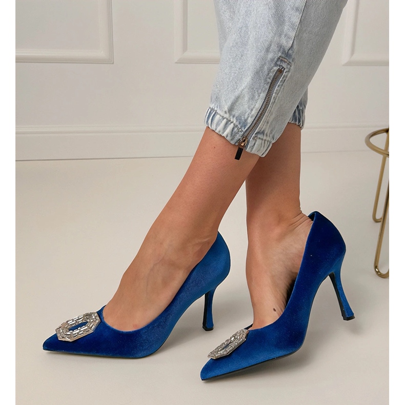 Sötétkék szivattyúk egy cirkonos tűvel 1