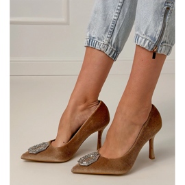 Bézs pumpál egy cirkonos tűvel 2