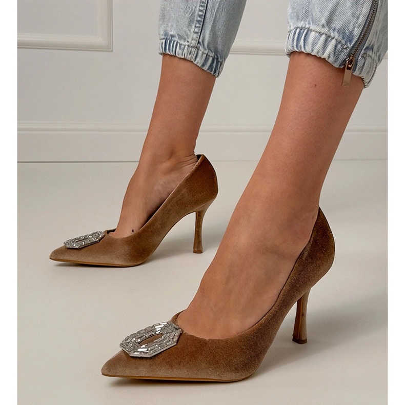 Bézs pumpál egy cirkonos tűvel 1