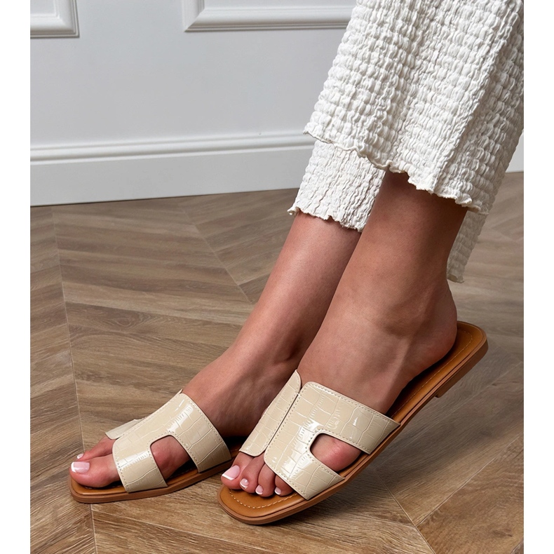 Bézs szárnyak egy lapos talpon, nyomással 1