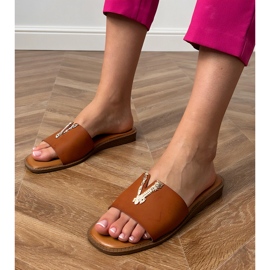 Barna flip -flopok arany dekorációval 1