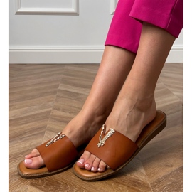 Barna flip -flopok arany dekorációval 2