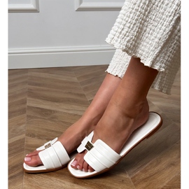 Fehér női papucs, díszes az övön 2