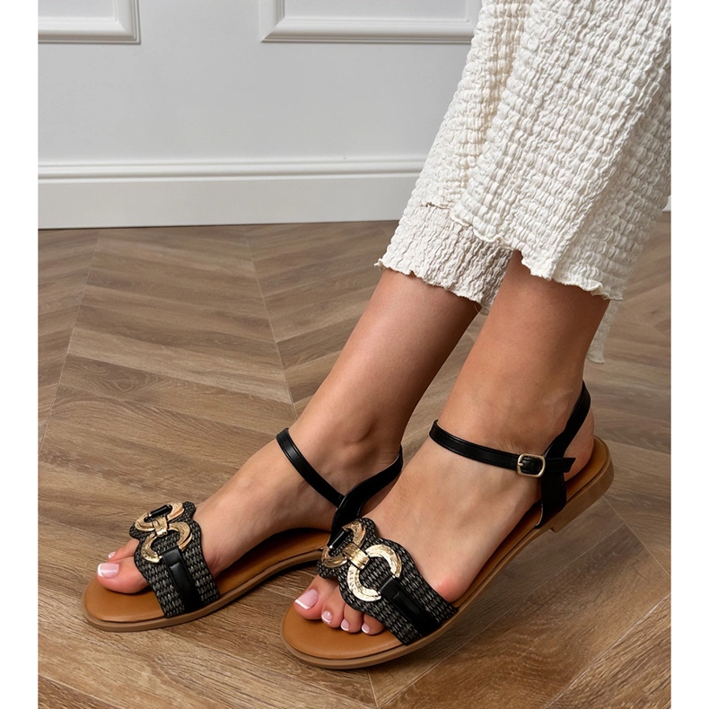 Fekete lapos szandál arany dekorációval 1