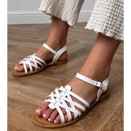 Fehér szandál egy lapos talpra csomagolva 1 Fehér szandál egy lapos talpra csomagolva 1