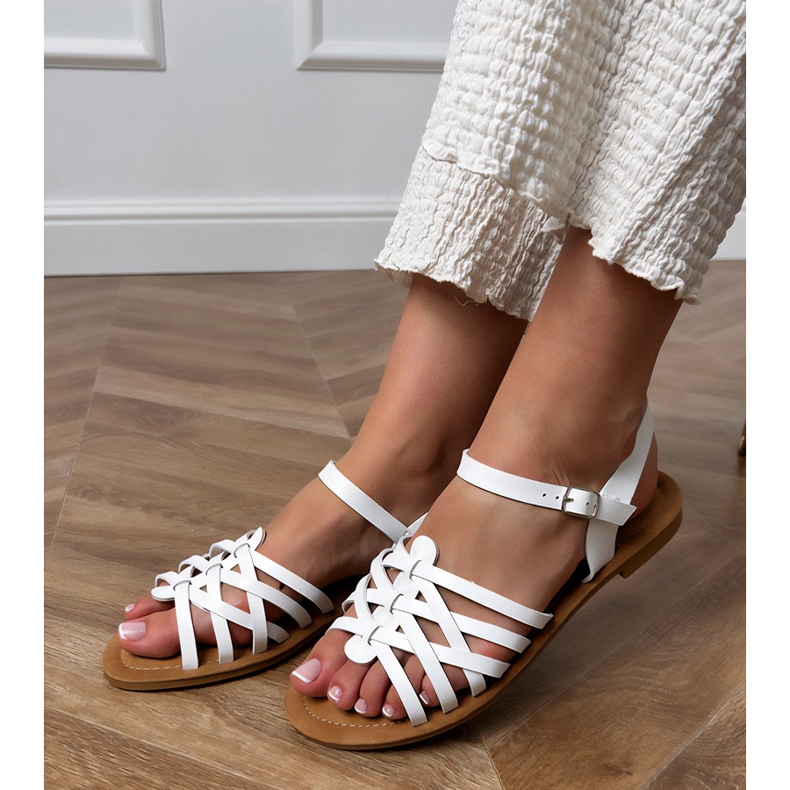 Fehér szandál egy lapos talpra csomagolva 2 Fehér szandál egy lapos talpra csomagolva 2