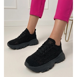 Fekete nyitott cipők a peronon 1