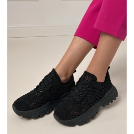 Fekete nyitott cipők a peronon 2