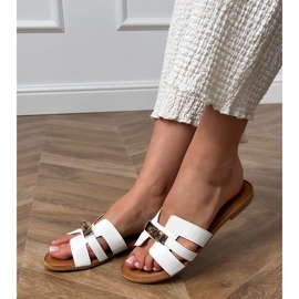 Fehér flip flopok az öv kivágásával és az arany dekorációval 1