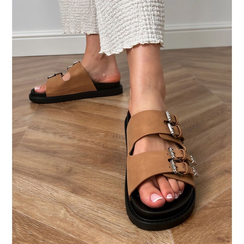 Barna női papucs dekoratív csatokkal bézs 1