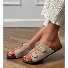 Bézs szárnyak bilincsekkel egy parafa talpon 2